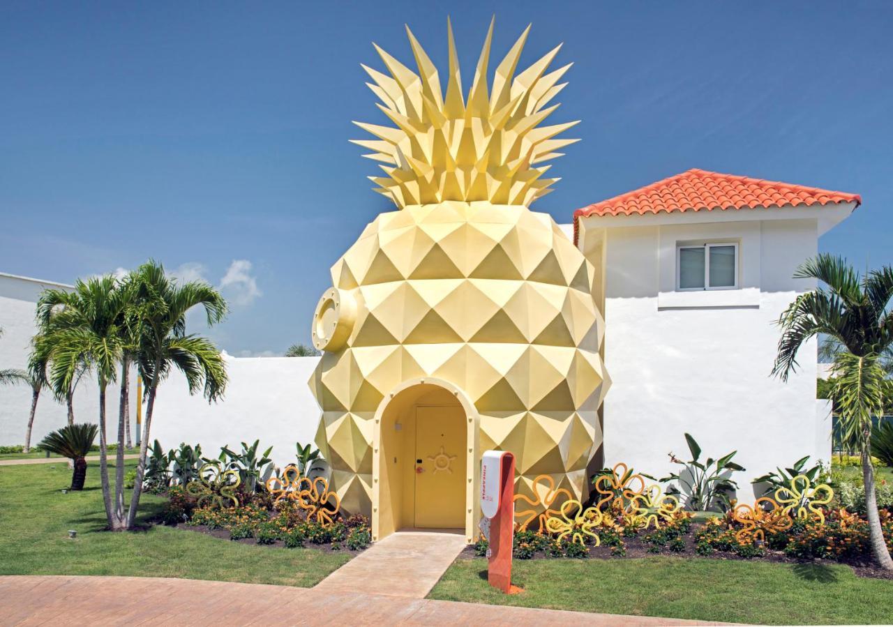 니켈로디언 호텔 앤 리조트 푼타 카나 바이 카리스마 올 인클루시브 외부 사진 Pineapple shaped hotel room at the Grand Palladium Hotel in Cancún, Mexico